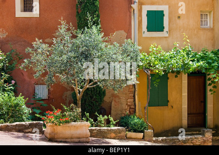 Ocker farbigen Häuser mit Sonnenrollos, Roussillon, Provence, Vaucluse, Provence-Alpes-Côte d ' Azur, Frankreich Stockfoto