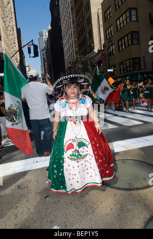 Mexican Americans sammeln auf der Madison Avenue in New York für die jährliche Parade der mexikanische Unabhängigkeitstag Stockfoto