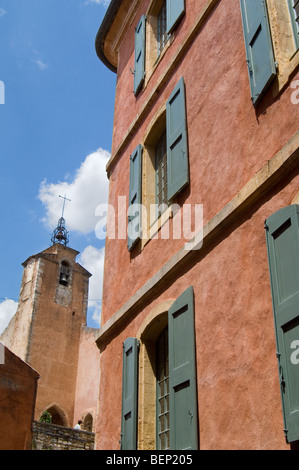 Glockenturm mit Sonnenuhr in Rousillon, Vaucluse Provence-Alpes-Côte d ' Azur, Provence, Frankreich Stockfoto