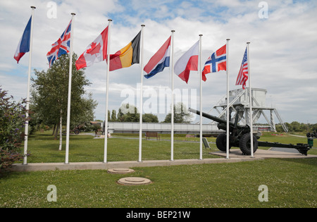 Flaggen der Weltkrieg zwei Verbündeten vor der ursprünglichen Pegasus Brücke, Pegasus-Museum, Normandie, Frankreich. Stockfoto