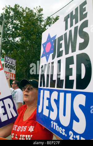 Mitglieder der Westboro Baptist Church protestieren vor Brooklyn Technical High School in New York Stockfoto