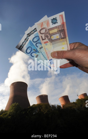 Energie-Preissteigerungen dargestellt mit Euro Geld und Kraftwerk Stockfoto