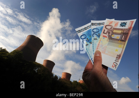 Energie-Preissteigerungen dargestellt mit Euro Geld und Kraftwerk Stockfoto