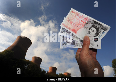 Energie-Preissteigerungen dargestellt mit Großbritannien Geld und Kraftwerk Stockfoto