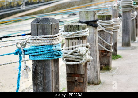 Seile verknotet, um hölzerne Liegeplatz Pfosten am Port Racine, dem kleinsten Hafen in Frankreich in Saint-Germain-des-Vaux, Normandie Stockfoto