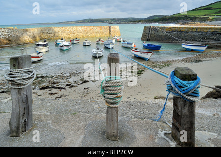 Seile verknotet, um hölzerne Liegeplatz Pfosten am Port Racine, dem kleinsten Hafen in Frankreich in Saint-Germain-des-Vaux, Normandie Stockfoto