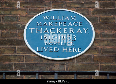 blaue Plakette markiert eine ehemalige Wohnhaus des Schriftstellers William Makepeace Thackeray in Albion Street, London, England Stockfoto