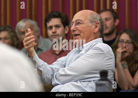 Herr Professor Doktor Paul Zanker verdeutlicht einen Punkt für ein akademisches Publikum. Stockfoto