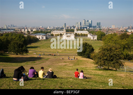 Blick vom Greenwich Park, das National Maritime Museum mit der Queens House und das Royal Naval College, Canary Wharf hinter Stockfoto