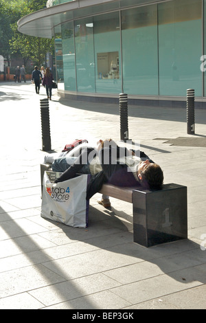 Im Zentrum von Liverpool liegen müde Einkäufer in der Sonne auf ihrem Platz Stockfoto