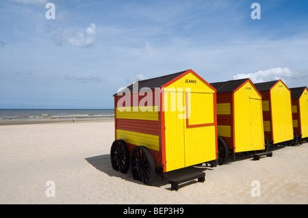 Reihe von bunten gestreiften Strandkabinen auf Rädern entlang der Nordseeküste in De Panne, Belgien Stockfoto