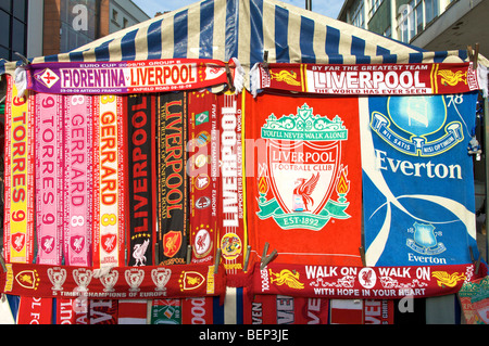 Widersprüchliche Fußball Schals für Verkauf auf einem Liverpool City Centre Marktstand Stockfoto