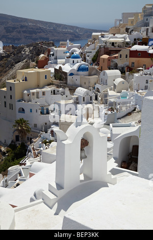 Blick über das Dorf Oia, Santorini, Kykladen, Griechenland Stockfoto