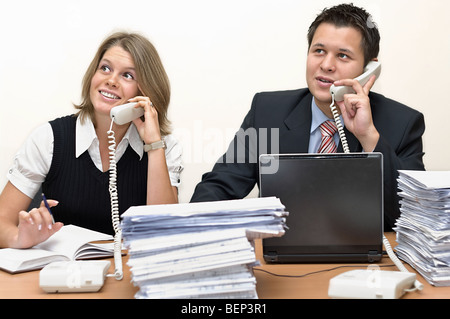 Betreiber der Mann und die Frau Anrufe im Büro, isoliert auf weißem Hintergrund Stockfoto