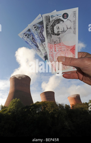 Energie-Preissteigerungen dargestellt mit Großbritannien Geld und Kraftwerk Stockfoto