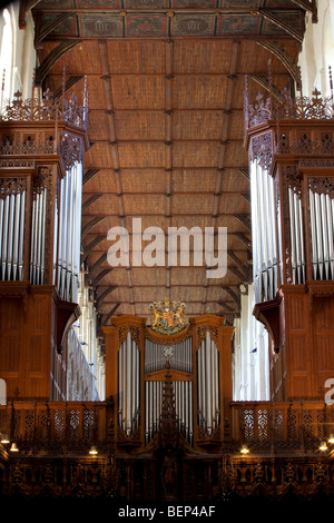 Die wunderschönen Fachwerk und die Vielzahl der Orgelpfeifen in der schönen St Alban's Cathedral, England. Stockfoto