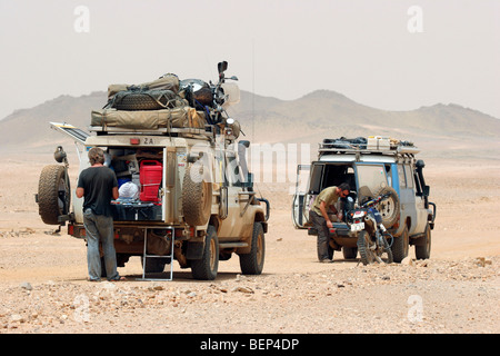 Zwei abenteuerlustige Reisende mit Allrad-Fahrzeuge in der nubischen Wüste, Sudan, Nord-Afrika Reisen Stockfoto