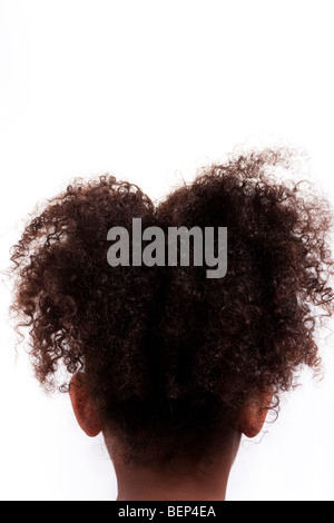 Ein Schock der Haare in Form eines Herzens auf eine junge dunkle enthäutete Mischlinge Mädchen Kopf mit dem Rücken zur Kamera Stockfoto