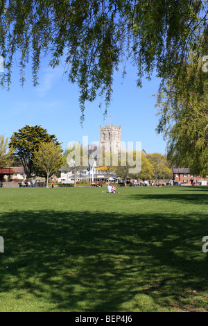 Christchurch Priory und Park neben dem Hafen, Christchurch, Dorset, England, UK. Stockfoto