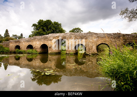 Alte Stopham-Brücke über den Fluss Arun nahe Pulborough West Sussex England Stockfoto