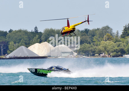 Hubschrauber Jagd Fotografie Flugzeug während der Regatta Stockfoto