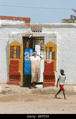 Bunte Tür eingerichtetes Haus in einem nubischen Dorf entlang dem Fluss Nil im Sudan, Nordafrika Stockfoto