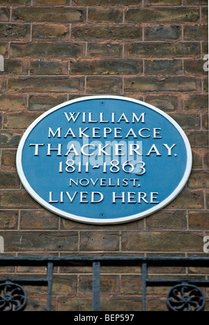 blaue Plakette markiert eine ehemalige Wohnhaus des Schriftstellers William Makepeace Thackeray in Albion Street, London, England Stockfoto