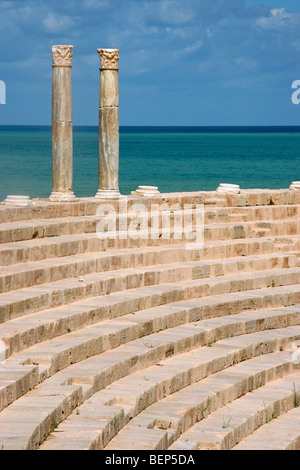 Ruinen des römischen Theaters in Leptis Magna / Lectis Magna / Lepcis Magna in Khoms / Al Khums in der Nähe von Tripolis, Libyen, Nordafrika Stockfoto