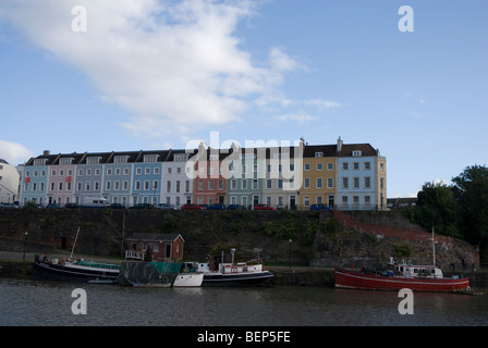 Reihe von Reihenhäusern lackiert in verschiedenen Farben mit Hafen und Boote vor Redcliffe Bristol UK Stockfoto