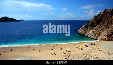 Touristen genießen Sie die Sonne auf Kaputas Strand in der Nähe von Kalkan Stockfoto