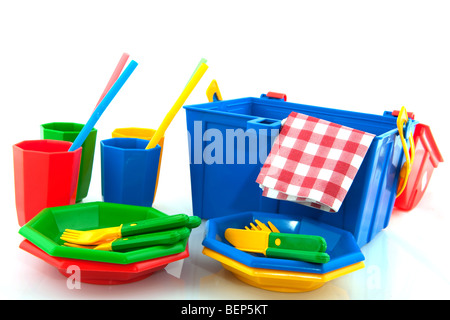 bunte Plastik Picknickset mit Trinkhalme isoliert auf weiß Stockfoto