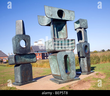 Bronzeskulptur 1970, "The Family of Man", Barbara Hepworth, Snape Maltings, Suffolk, England Stockfoto