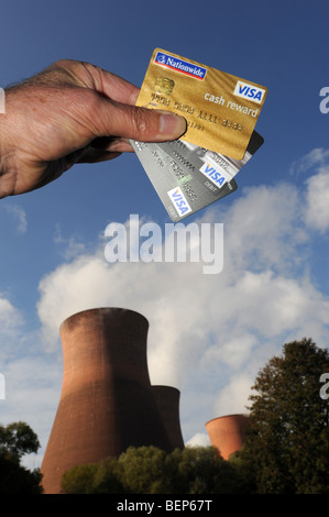 Energie-Preissteigerungen mit Kreditkarten und Kraftwerk dargestellt Stockfoto