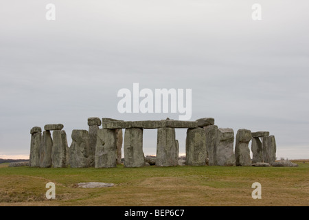 Stonehenge angesehen von der Straße, Wiltshire. Stockfoto