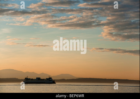 Bei Sonnenuntergang macht einer der Fähren Seattles seinen Weg über Elliott Bay in Richtung Bainbridge Island auf der Olympic Halbinsel. Stockfoto