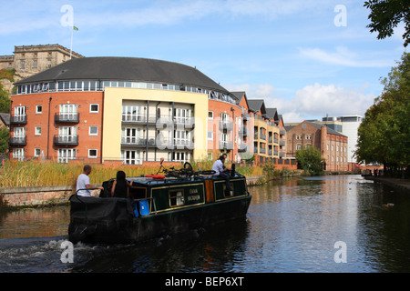 Ein Narrowboat auf einem Kanal in Nottingham, England, Vereinigtes Königreich Stockfoto