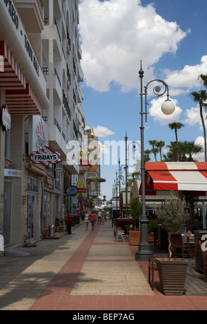 Promenade Finikoudes voller Straßencafés auf Larnaca Strandpromenade Larnaka Zypern Europa Stockfoto