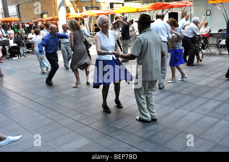 Tagsüber in Spitalfields Market London England tanzen Stockfoto