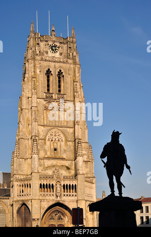 Basilika der Muttergottes / Onze-Lieve-Vrouwebasiliek und die Statue des Ambiorix, Fürst der Eburonen, Tongeren / Tongres, Belgien Stockfoto