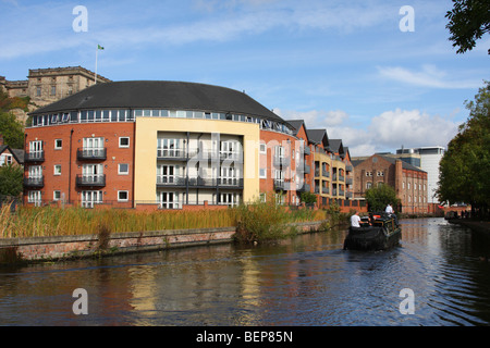 Ein Narrowboat auf einem Kanal in Nottingham, England, Vereinigtes Königreich Stockfoto