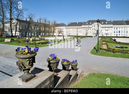 Park vor dem Tapestry Museum / Musée De La Tapisserie et des Arts du Tissu, Tournai, Belgien Stockfoto