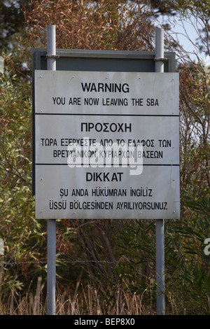 Warnschild vor der Grenze des türkischen, militärisch kontrollierten Gebietes des SBA-Sovereign Base Areas Dhekelia im Süden zyperns Stockfoto