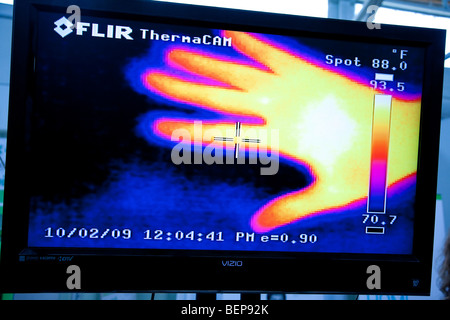 FLIR ThermaCAM zeigt die Wärme der Hand einer Person. Die Technik dient dazu Isolierung Bedürfnisse in Gebäuden zu bewerten. USA Stockfoto
