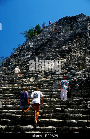 Touristen, Pyramiden, Tempel, Coba Archäologische Stätte, Maya, Ruine, Maya Ruinen, Coba, Quintana Roo, Yucatan, Mexiko Stockfoto