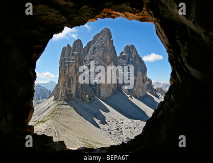 Blick über den erodierten Berggipfeln der Tre Cime di Lavaredo / Drei Zinnen, Dolomiten, Italien Stockfoto