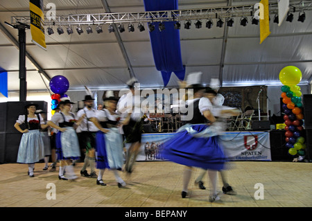 Deutsche Volkstänze während des Oktoberfestes in Addison, Texas, USA Stockfoto