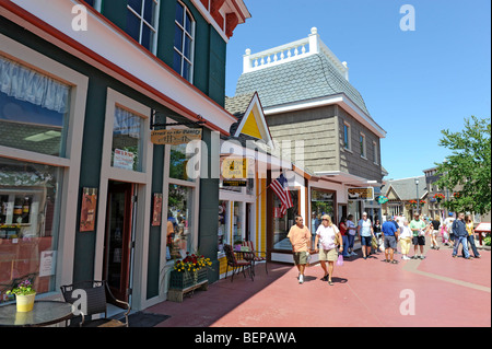 Kunden-Spaziergang durch Läden und Geschäfte in Mackinaw Kreuzungen Shopping Center Mackinaw City Michigan Stockfoto
