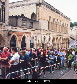 Menschen, die Schlange für die Banksy Ausstellung in Bristol England UK im Sommer 2009 Stockfoto