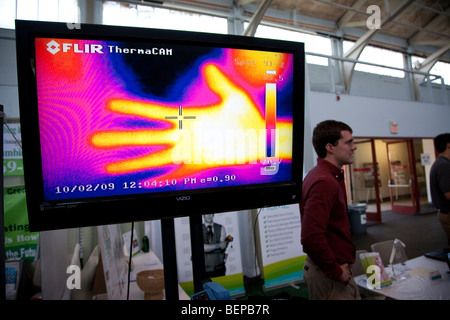 FLIR ThermaCAM zeigt die Wärme der Hand einer Person. Die Technik dient dazu Isolierung Bedürfnisse in Gebäuden zu bewerten. USA Stockfoto
