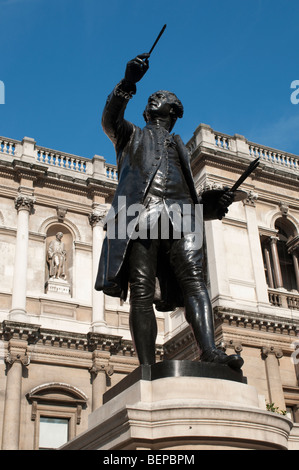 Statue von Sir Joshua Reynolds, Royal Academy Of Arts, London Stockfoto